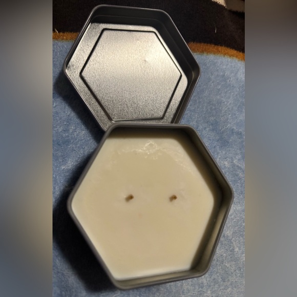 Burt's Bees Birch Bark Hexagonal 2 wick soy Candle - Picture 2 of 3
